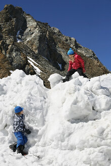 Italien, Südtirol, zwei Kinder spielen im Schnee - TMF000033