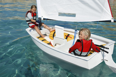 Spanien, Mallorca, zwei Kinder auf einem Segelboot, lizenzfreies Stockfoto
