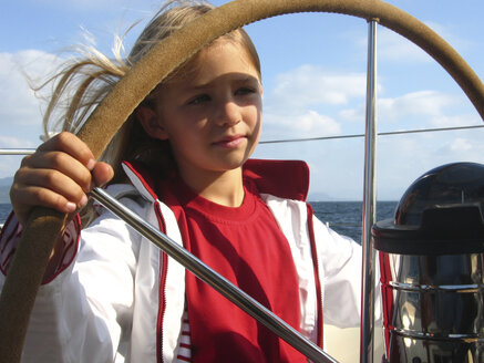 Norwegen, Stavanger, Porträt eines Mädchens am Ruder - TMF000039