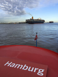 Deutschland, Hamburg, Containerschiff bei der Abfahrt - RJF000495