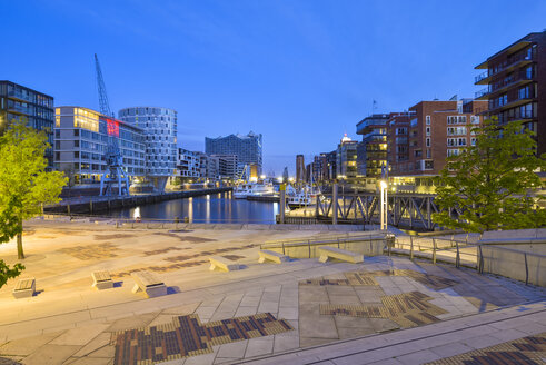 Deutschland, Hamburg, Magellan-Terrassen und Sandtorhafen bei Sonnenaufgang - RJF000496