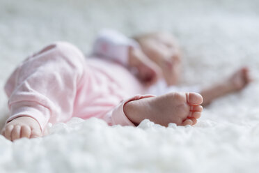 Foot of newborn baby girl - SHKF000365