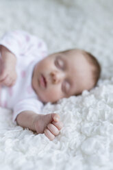 Hand des schlafenden neugeborenen Mädchens - SHKF000364
