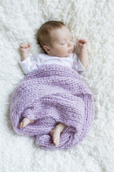 Schlafendes neugeborenes Mädchen - SHKF000353