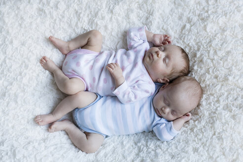 Newborn twins sleeping side by side - SHKF000358