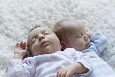 Porträt eines schlafenden neugeborenen Mädchens, das neben seinem Zwillingsbruder liegt - SHKF000359