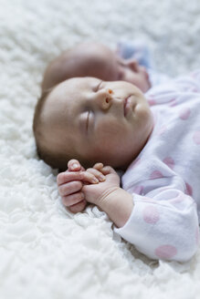 Porträt eines schlafenden neugeborenen Mädchens, das neben seinem Zwillingsbruder liegt - SHKF000361