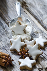 Home-baked cinnamon stars, shovel of flour and spices on wood - ODF001280