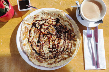 Pfannkuchen mit Schokoladencreme und Tasse Kaffee - FMKF002104