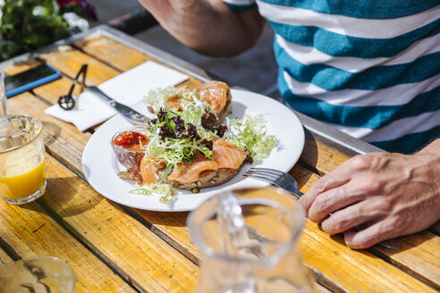 Teller mit Vorspeise im Außenrestaurant - FMKF002129