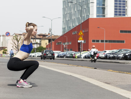 Junge Frau beim Workout in der Stadt - PASF000017