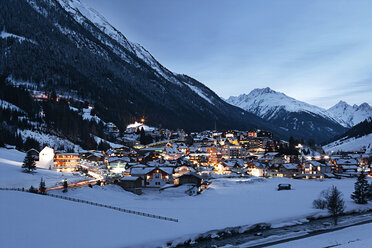 Österreich, Tirol, Blick auf Ischgl im Winter in der Abenddämmerung - ABF000651