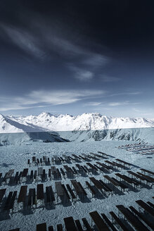 Österreich, Tirol, Ischgl, leere Bänke und Tische im Winter in den Bergen - ABF000659