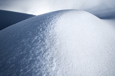 Österreich, Tirol, Ischgl, Schneehäufchen - ABF000653