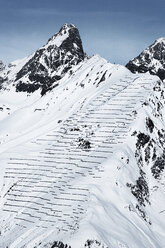 Österreich, Tirol, Ischgl, Lawinenschutz in Winterlandschaft in den Bergen - ABF000662