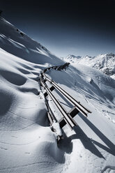 Österreich, Tirol, Ischgl, Lawinenschutz in Winterlandschaft in den Bergen - ABF000656