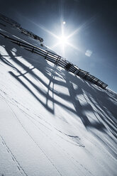 Österreich, Tirol, Ischgl, Lawinenschutz in Winterlandschaft - ABF000658