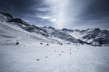 Österreich, Tirol, Ischgl, Sessellift in Winterlandschaft in den Bergen - ABF000664