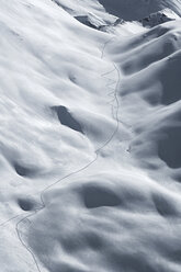 Österreich, Tirol, Ischgl, Skispuren im Pulverschnee - ABF000665