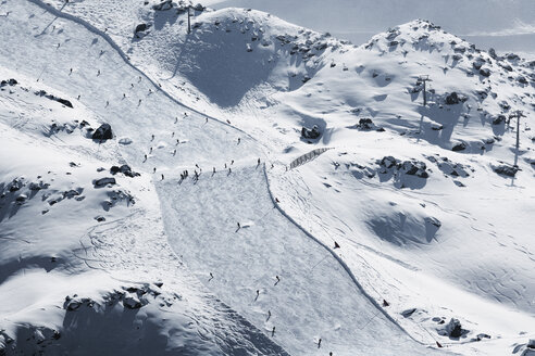 Österreich, Tirol, Ischgl, Skifahrer auf Piste in Winterlandschaft - ABF000649