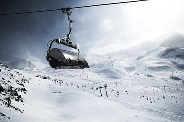 Austria, Tyrol, Ischgl, cable car in winter landscape in the mountains - ABF000645