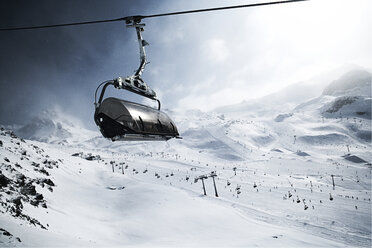 Österreich, Tirol, Ischgl, Seilbahn in Winterlandschaft in den Bergen - ABF000645