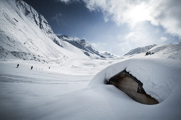 Austria, Tyrol, Ischgl, snow-capped hut in winter landscape - ABF000673