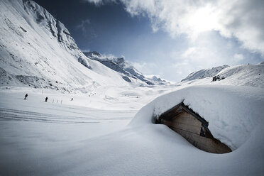 Österreich, Tirol, Ischgl, schneebedeckte Hütte in Winterlandschaft - ABF000673