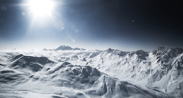 Österreich, Tirol, Ischgl, Berglandschaft im Winter im Gegenlicht - ABF000642