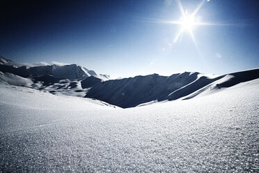 Österreich, Tirol, Ischgl, Berglandschaft im Winter im Gegenlicht - ABF000639