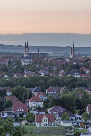 Deutschland, Sachsen-Anhalt, Halberstadt mit Dom am Abend, lizenzfreies Stockfoto