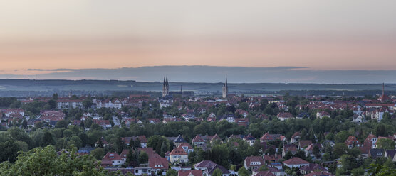 Deutschland, Sachsen-Anhalt, Halberstadt mit Dom am Abend - PVCF000649