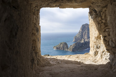 Spanien, Ibiza, alter Piratenturm bei Es Vedra - TKF000421