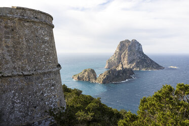 Spanien, Ibiza, alter Piratenturm bei Es Vedra - TKF000422
