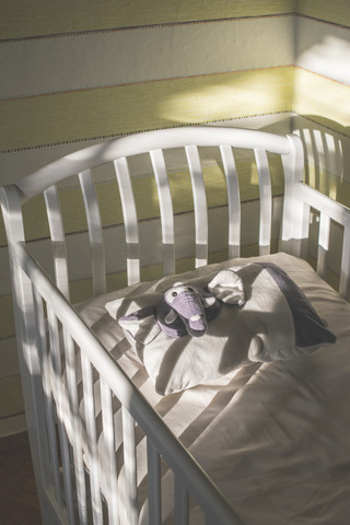 Leeres Kinderbett, lizenzfreies Stockfoto