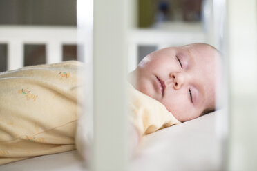 Porträt eines schlafenden kleinen Mädchens in einem Kinderbett - DEGF000520