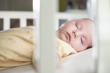 Portrait of sleeping baby girl in a cot - DEGF000520