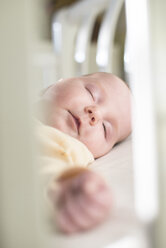 Porträt eines schlafenden kleinen Mädchens in einem Kinderbett - DEGF000519