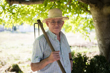 Portrait of senior man with hoe on his shoulder - RAEF000466