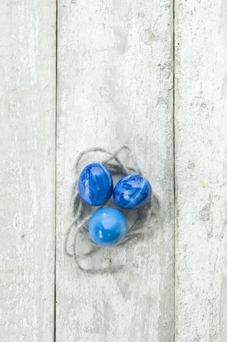 Blaue Ostereier auf Holz, lizenzfreies Stockfoto