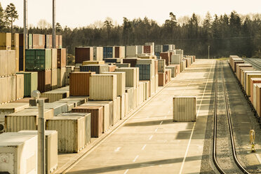 Deutschland, Bayern, Container am Güterbahnhof - OPF000076