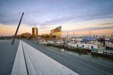 Deutschland, Hamburg, Hanseatic Trade Center, Elbphilharmonie und Hafen am Abend - RJF000492