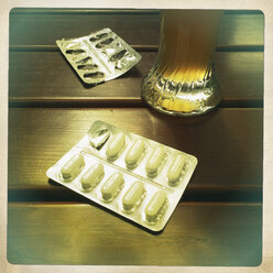 Tabletten und Bier - GWF004490
