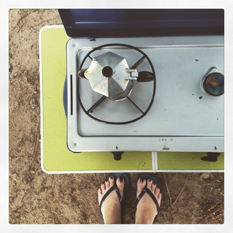 Italienische Kaffeemaschine auf dem Campingkocher, lizenzfreies Stockfoto