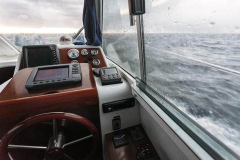 Spanien, Asturien, Steuerrad und Navigationssystem auf einem Fischerboot, lizenzfreies Stockfoto