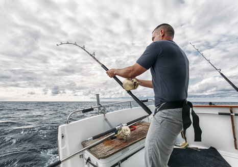 Spanien, Asturien, Fischer auf Fischerboot auf dem Kantabrischen Meer - MGOF000692