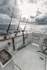 Spanien, Asturien, Angelruten auf Fischerboot - MGOF000696