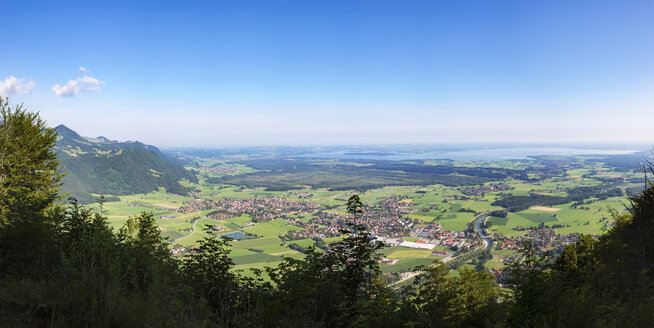 Deutschland, Chiemgau, Blick auf Grassau und Chiemsee - SIEF006781