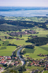 Deutschland, Chiemgau, Blick auf Staudach-Egerndach, Grassau und Chiemsee - SIEF006783