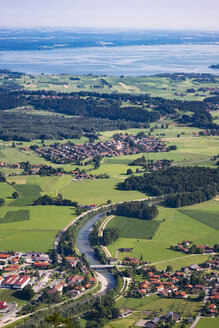 Deutschland, Chiemgau, Blick auf Staudach-Egerndach, Grassau und Chiemsee - SIEF006783